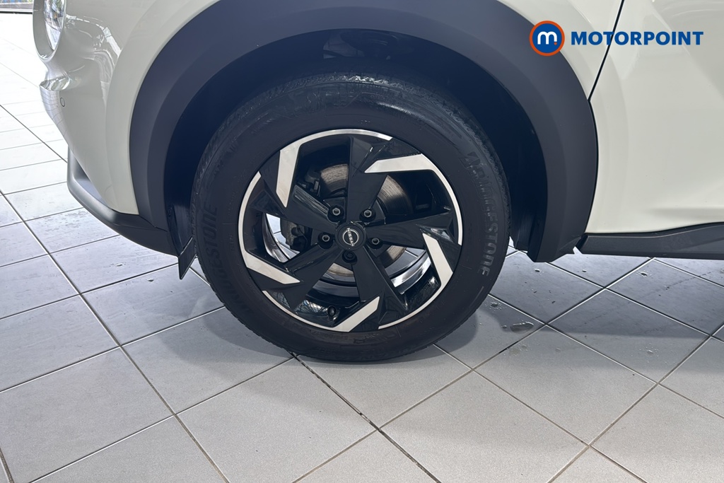 Nissan Juke N-Connecta Manual Petrol SUV - Stock Number (1640571) - 44th supplementary image
