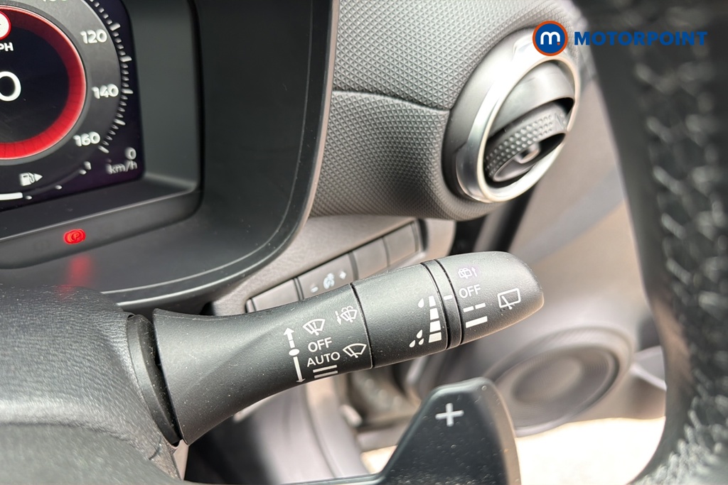 Nissan Juke N-Connecta Automatic Petrol SUV - Stock Number (1642439) - 6th supplementary image