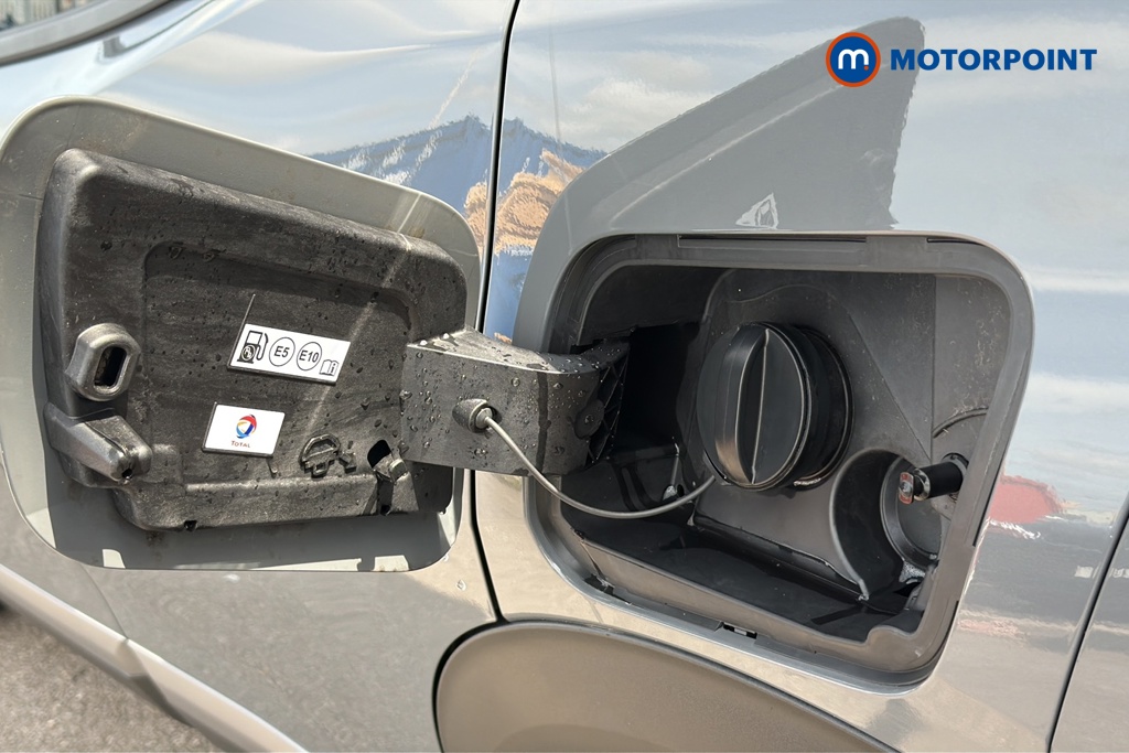 Peugeot 2008 Allure Manual Petrol SUV - Stock Number (1644490) - 41st supplementary image