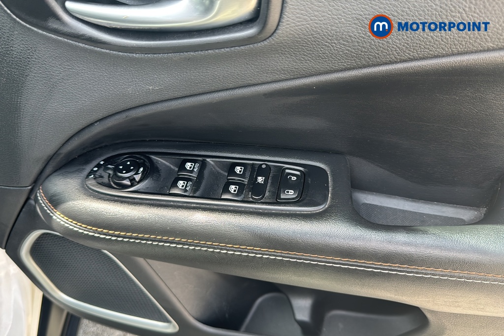 Jeep Compass Longitude Manual Petrol SUV - Stock Number (1639396) - 19th supplementary image