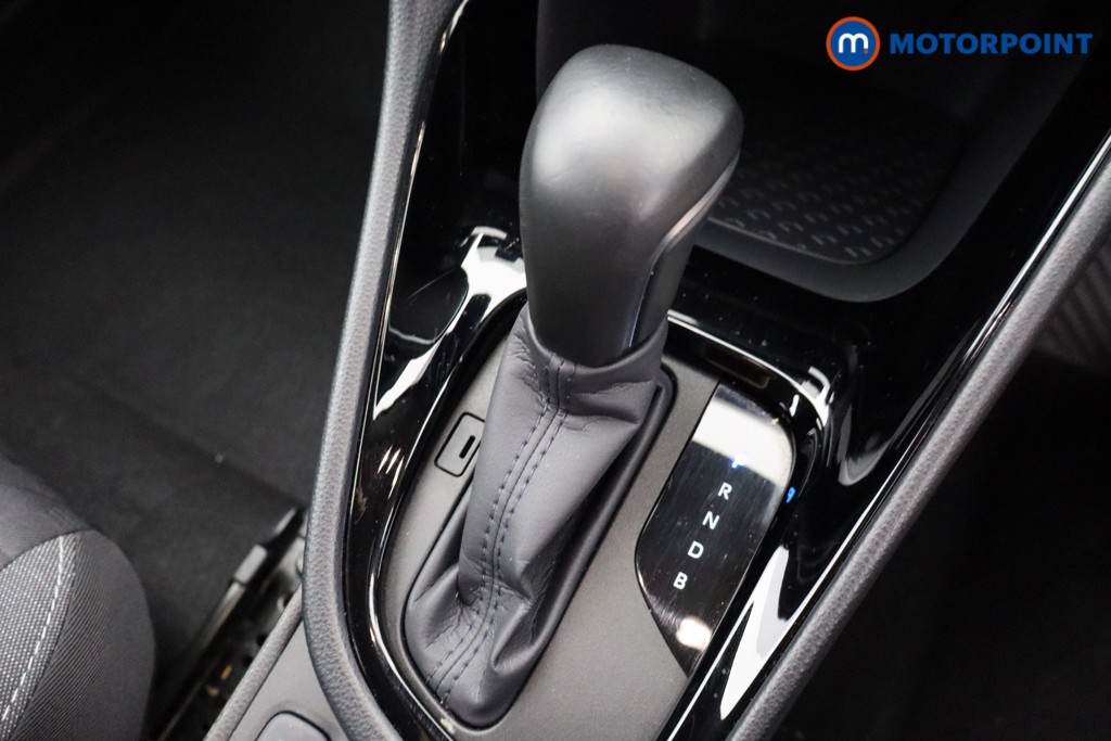 Toyota Yaris Design Automatic Petrol-Electric Hybrid Hatchback - Stock Number (1644698) - 8th supplementary image