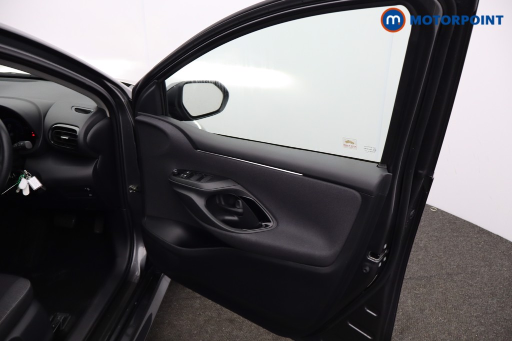 Toyota Yaris Design Automatic Petrol-Electric Hybrid Hatchback - Stock Number (1644698) - 13th supplementary image
