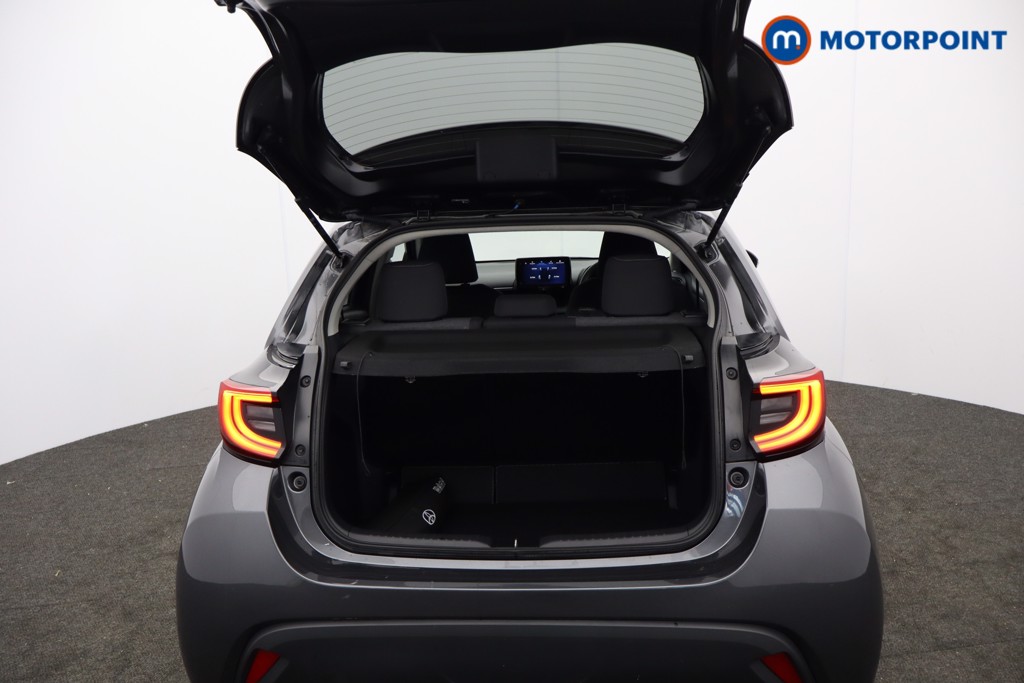 Toyota Yaris Design Automatic Petrol-Electric Hybrid Hatchback - Stock Number (1644698) - 16th supplementary image