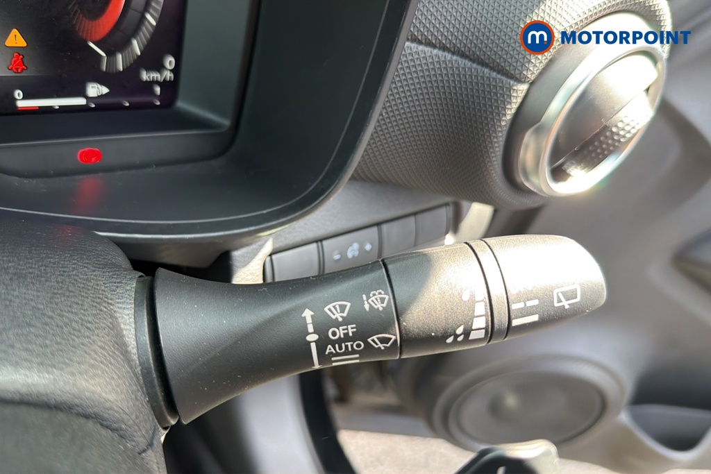 Nissan Juke N-Connecta Automatic Petrol SUV - Stock Number (1642435) - 6th supplementary image