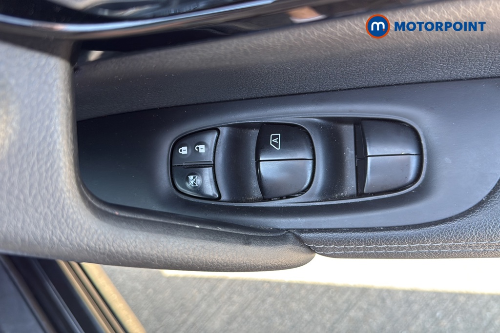 Nissan Qashqai Tekna Manual Diesel SUV - Stock Number (1637737) - 19th supplementary image