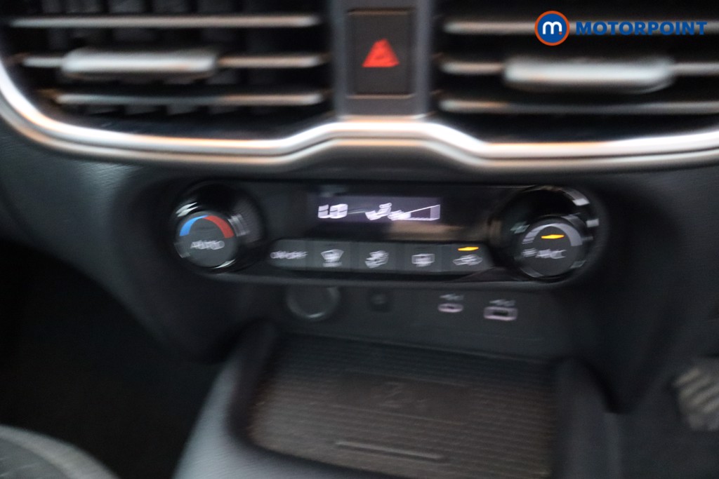 Nissan Juke N-Connecta Manual Petrol SUV - Stock Number (1642472) - 17th supplementary image