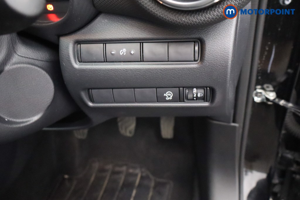 Nissan Juke N-Connecta Manual Petrol SUV - Stock Number (1635866) - 13th supplementary image