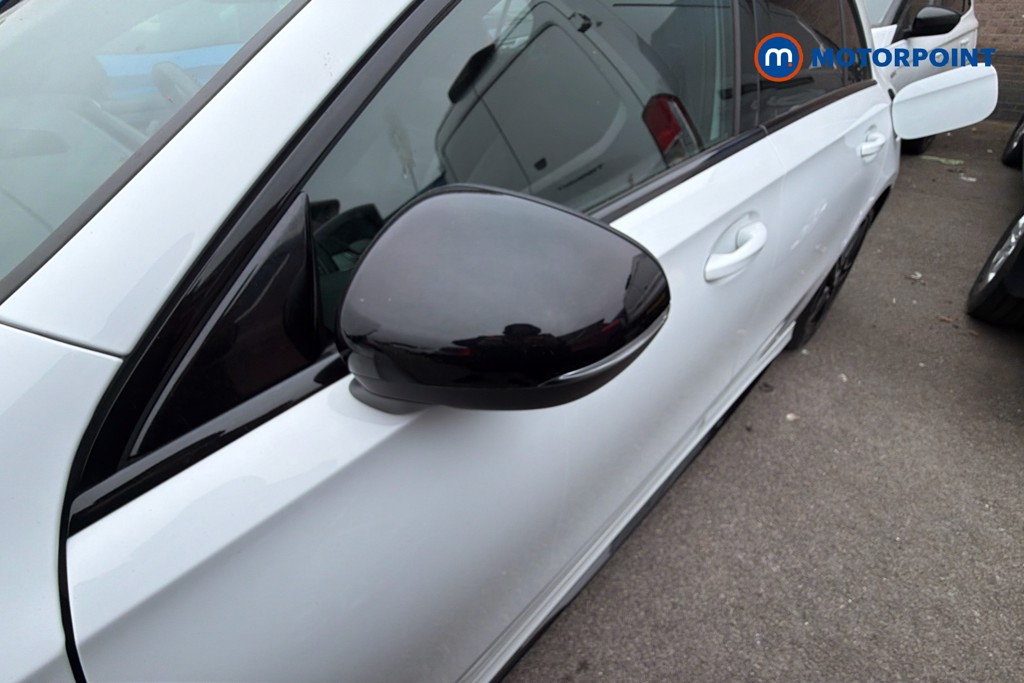 Mercedes-Benz A Class Amg Line Executive Edition Automatic Petrol Hatchback - Stock Number (1637909) - 43rd supplementary image