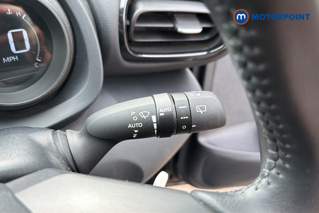 Toyota Yaris Design Automatic Petrol-Electric Hybrid Hatchback - Stock Number (1646840) - 6th supplementary image