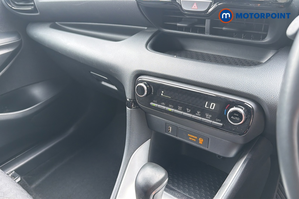 Toyota Yaris Design Automatic Petrol-Electric Hybrid Hatchback - Stock Number (1646840) - 12th supplementary image