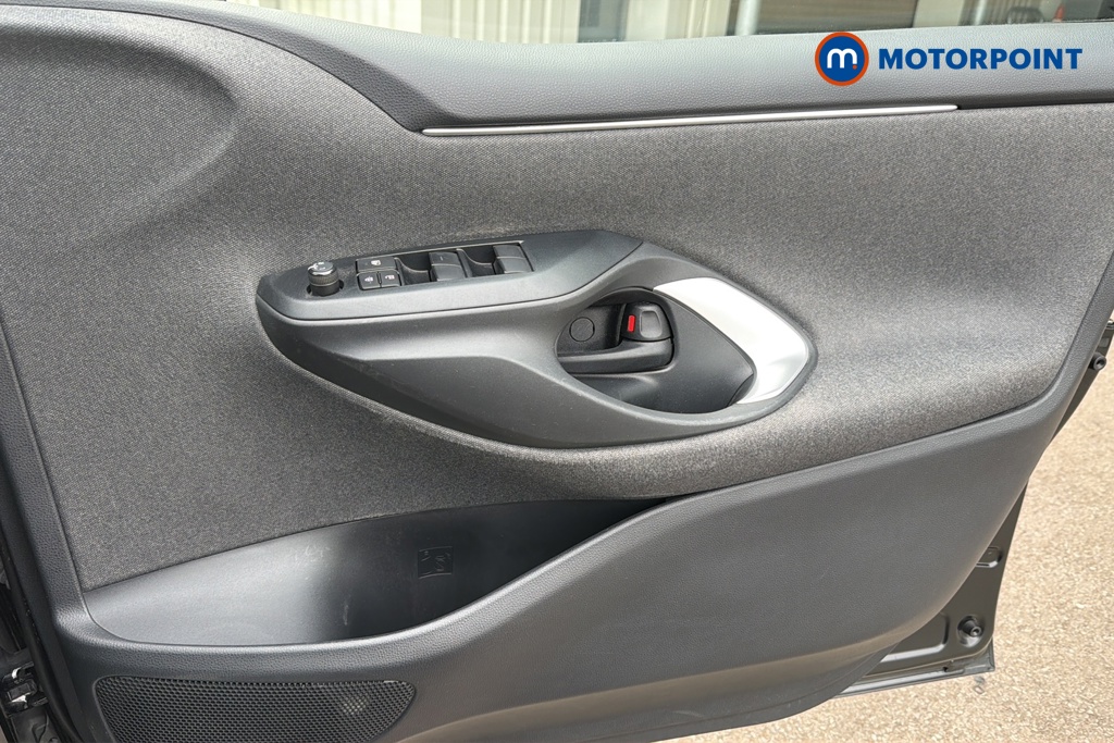 Toyota Yaris Design Automatic Petrol-Electric Hybrid Hatchback - Stock Number (1646840) - 18th supplementary image
