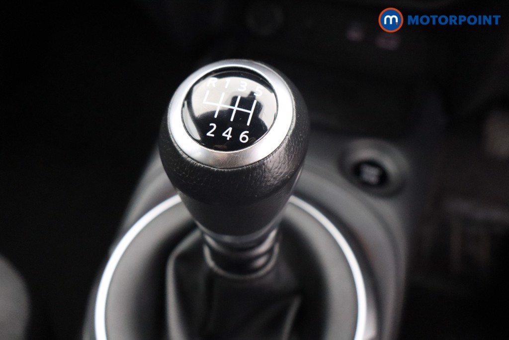 Nissan Juke N-Connecta Manual Petrol SUV - Stock Number (1642390) - 4th supplementary image