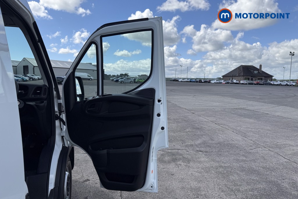 Iveco Daily Business Automatic Diesel High Volume-High Roof Van - Stock Number (1650352) - 7th supplementary image
