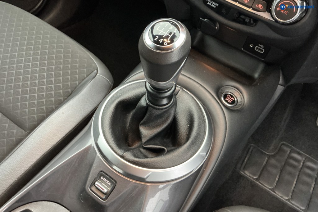Nissan Juke N-Connecta Manual Petrol SUV - Stock Number (1645828) - 15th supplementary image