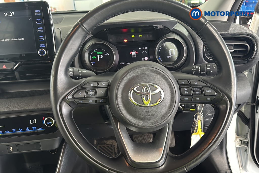 Toyota Yaris Design Automatic Petrol-Electric Hybrid Hatchback - Stock Number (1645678) - 2nd supplementary image
