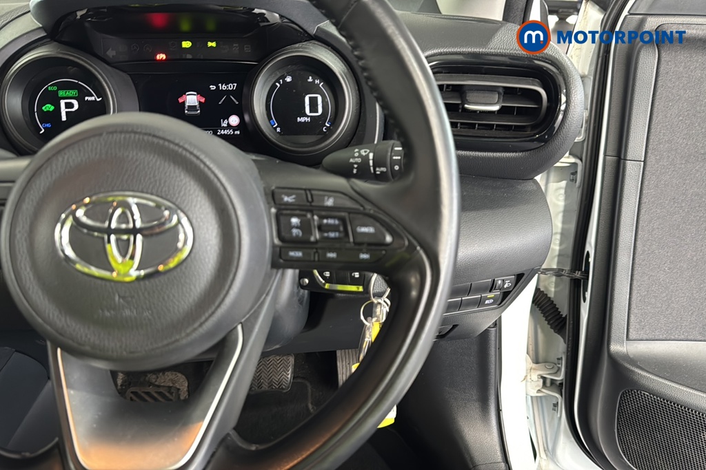 Toyota Yaris Design Automatic Petrol-Electric Hybrid Hatchback - Stock Number (1645678) - 3rd supplementary image
