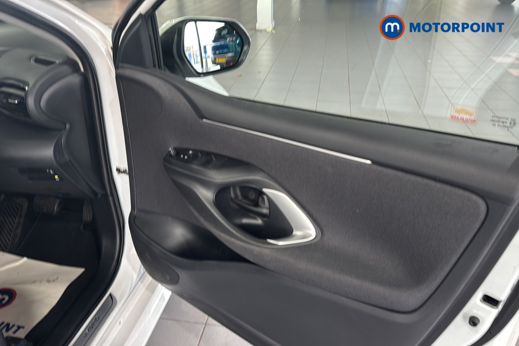 Toyota Yaris Design Automatic Petrol-Electric Hybrid Hatchback - Stock Number (1645678) - 18th supplementary image