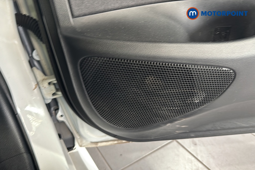 Toyota Yaris Design Automatic Petrol-Electric Hybrid Hatchback - Stock Number (1645678) - 21st supplementary image