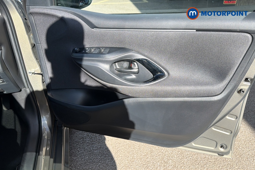 Toyota Yaris Design Automatic Petrol-Electric Hybrid Hatchback - Stock Number (1649606) - 18th supplementary image