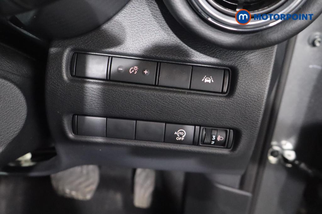 Nissan Juke N-Connecta Automatic Petrol SUV - Stock Number (1652382) - 9th supplementary image