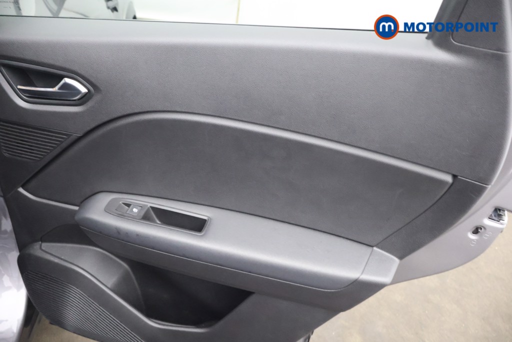 Renault Captur Iconic Automatic Petrol SUV - Stock Number (1642136) - 16th supplementary image
