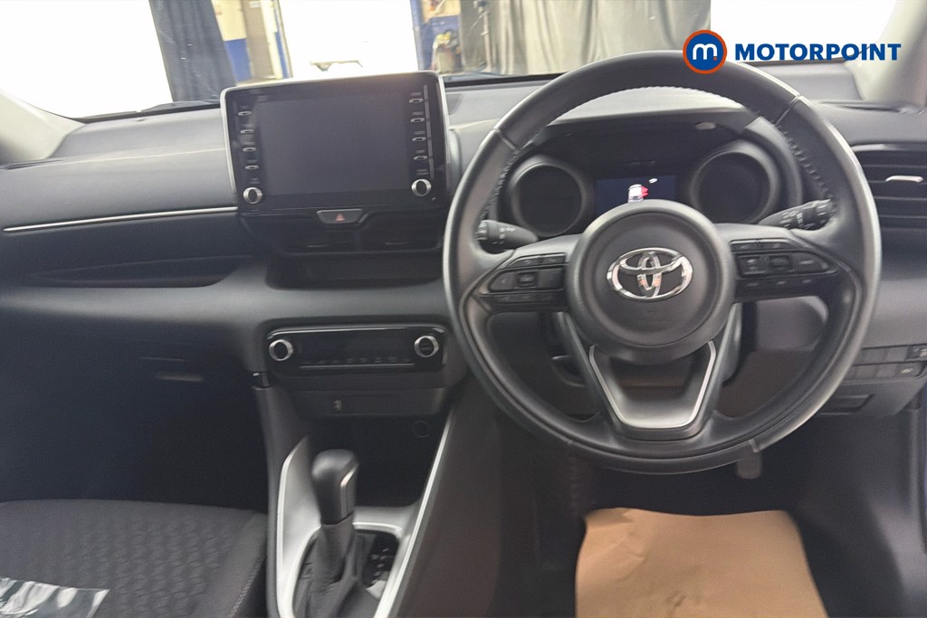 Toyota Yaris Design Automatic Petrol-Electric Hybrid Hatchback - Stock Number (1644272) - 2nd supplementary image