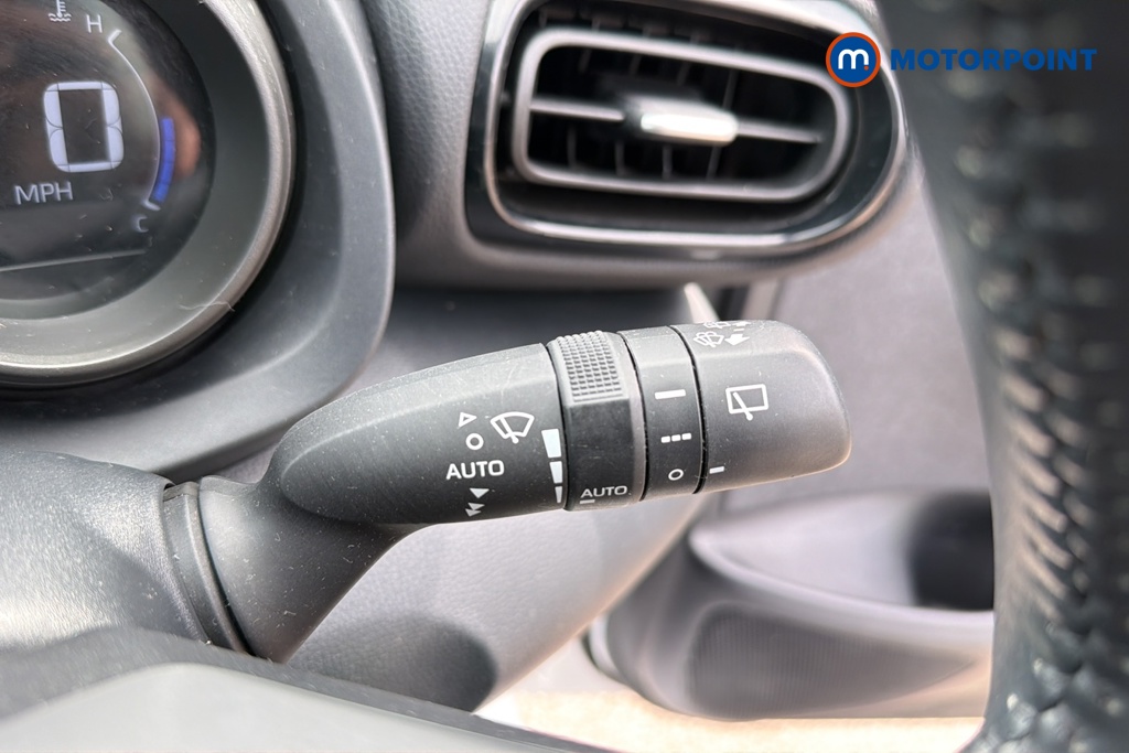 Toyota Yaris Design Automatic Petrol-Electric Hybrid Hatchback - Stock Number (1650686) - 6th supplementary image