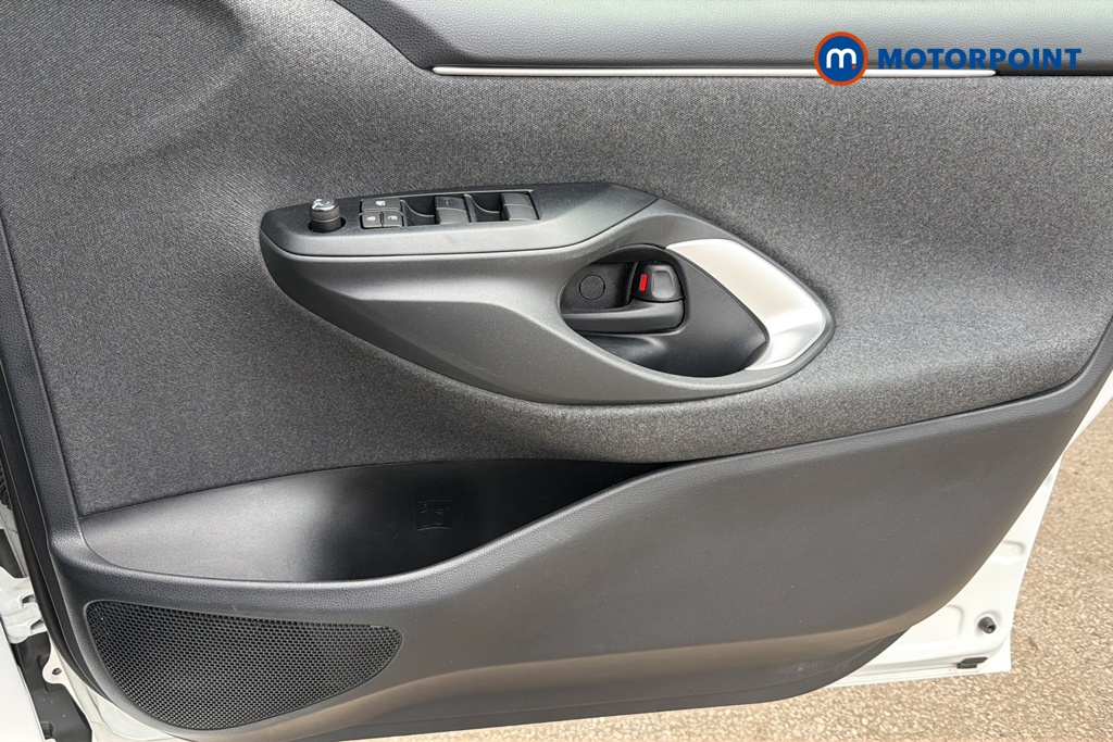 Toyota Yaris Design Automatic Petrol-Electric Hybrid Hatchback - Stock Number (1650686) - 18th supplementary image