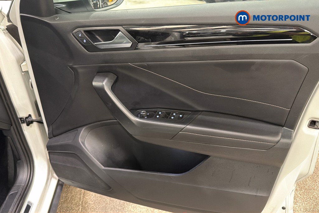 Volkswagen T-Roc R-Line Manual Petrol SUV - Stock Number (1650427) - 19th supplementary image