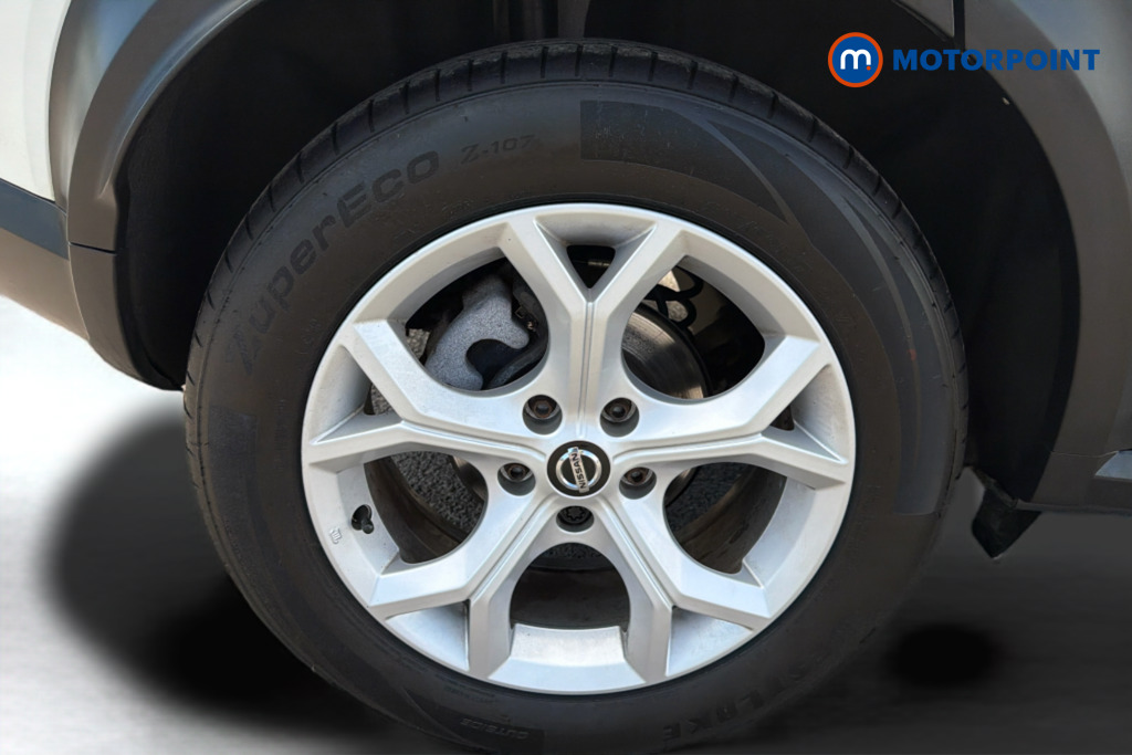 Nissan Juke N-Connecta Manual Petrol SUV - Stock Number (1649599) - Drivers side front corner