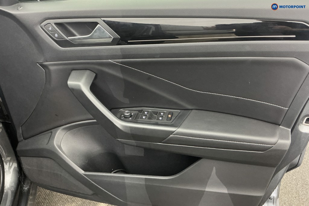 Volkswagen T-Roc R-Line Manual Petrol SUV - Stock Number (1652348) - 13th supplementary image