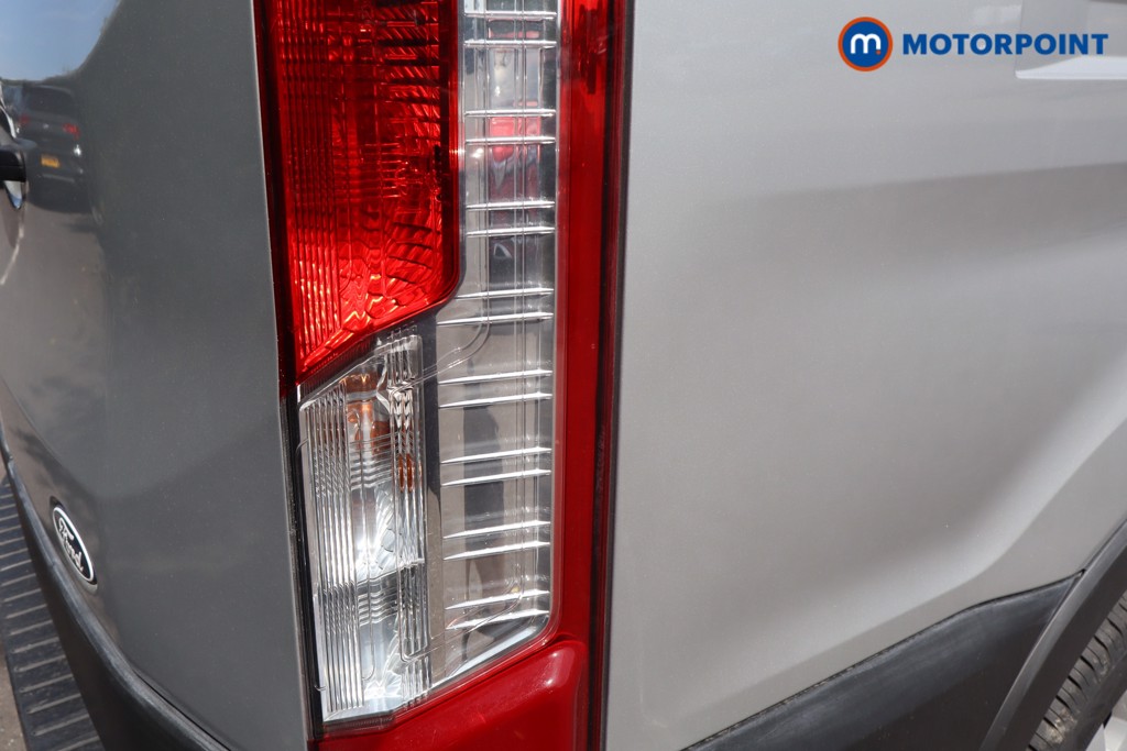 Ford Transit Limited Automatic Diesel Medium Roof Van - Stock Number (1632796) - 9th supplementary image