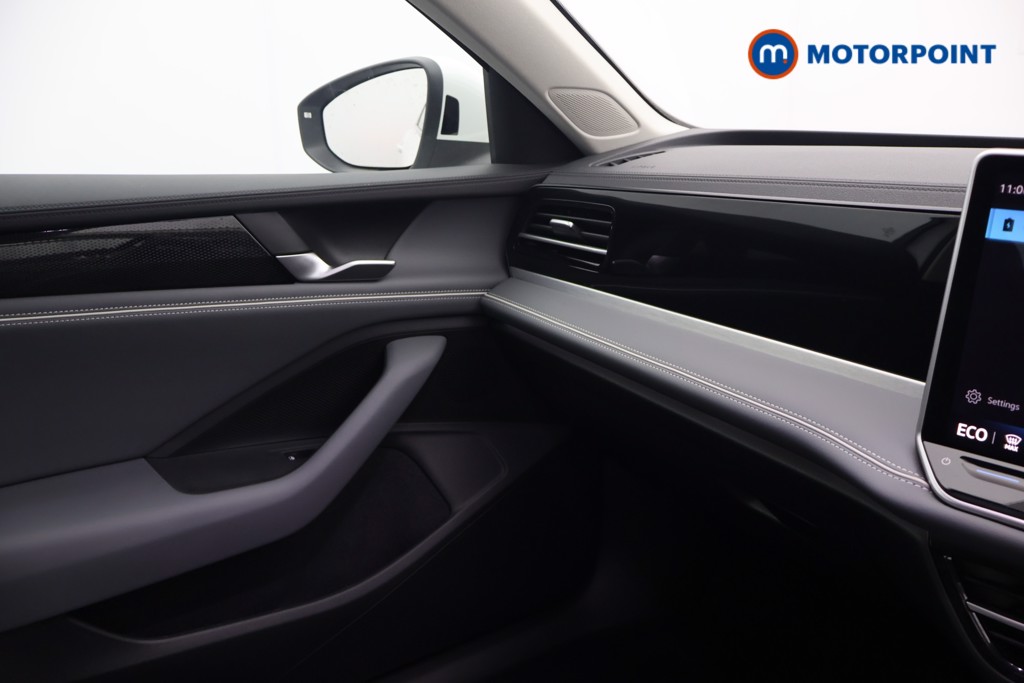 Volkswagen Passat Life Automatic Petrol Plug-In Hybrid Estate - Stock Number (1654189) - 10th supplementary image