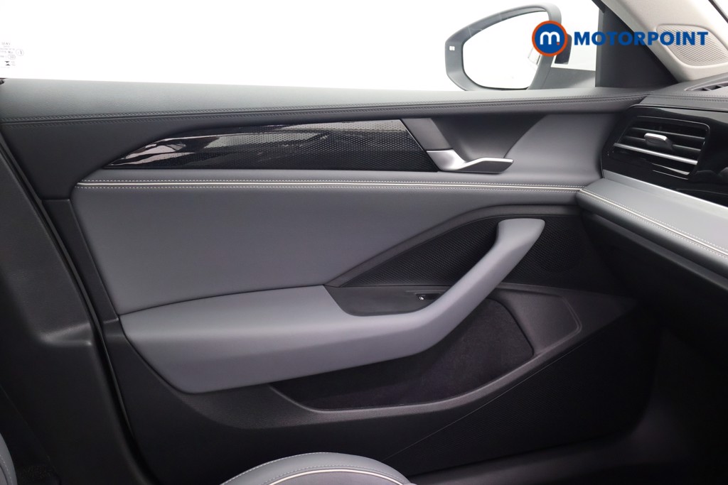 Volkswagen Passat Life Automatic Petrol Plug-In Hybrid Estate - Stock Number (1654189) - 11th supplementary image