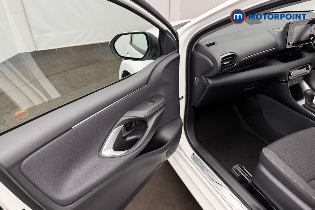Toyota Yaris Icon Automatic Petrol-Electric Hybrid Hatchback - Stock Number (1651338) - 17th supplementary image