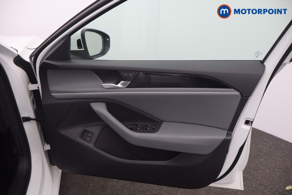 Volkswagen Passat Life Automatic Petrol Plug-In Hybrid Estate - Stock Number (1656621) - 10th supplementary image