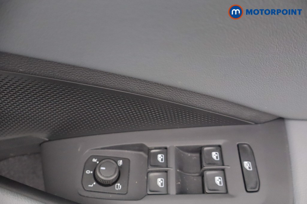 Volkswagen Passat Life Automatic Petrol Plug-In Hybrid Estate - Stock Number (1656621) - 12th supplementary image