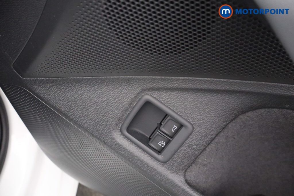 Volkswagen Passat Life Automatic Petrol Plug-In Hybrid Estate - Stock Number (1656621) - 13th supplementary image