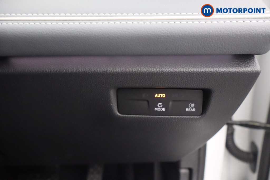 Volkswagen Passat Life Automatic Petrol Plug-In Hybrid Estate - Stock Number (1656621) - 16th supplementary image