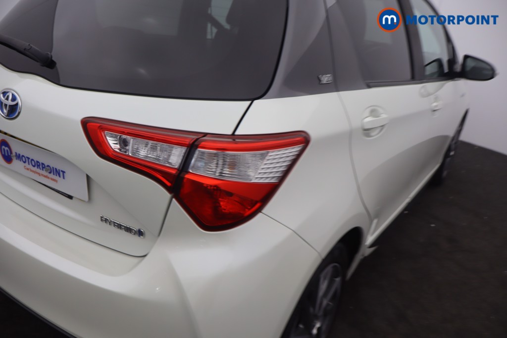 Toyota Yaris Y20 Automatic Petrol-Electric Hybrid Hatchback - Stock Number (1657985) - 3rd supplementary image