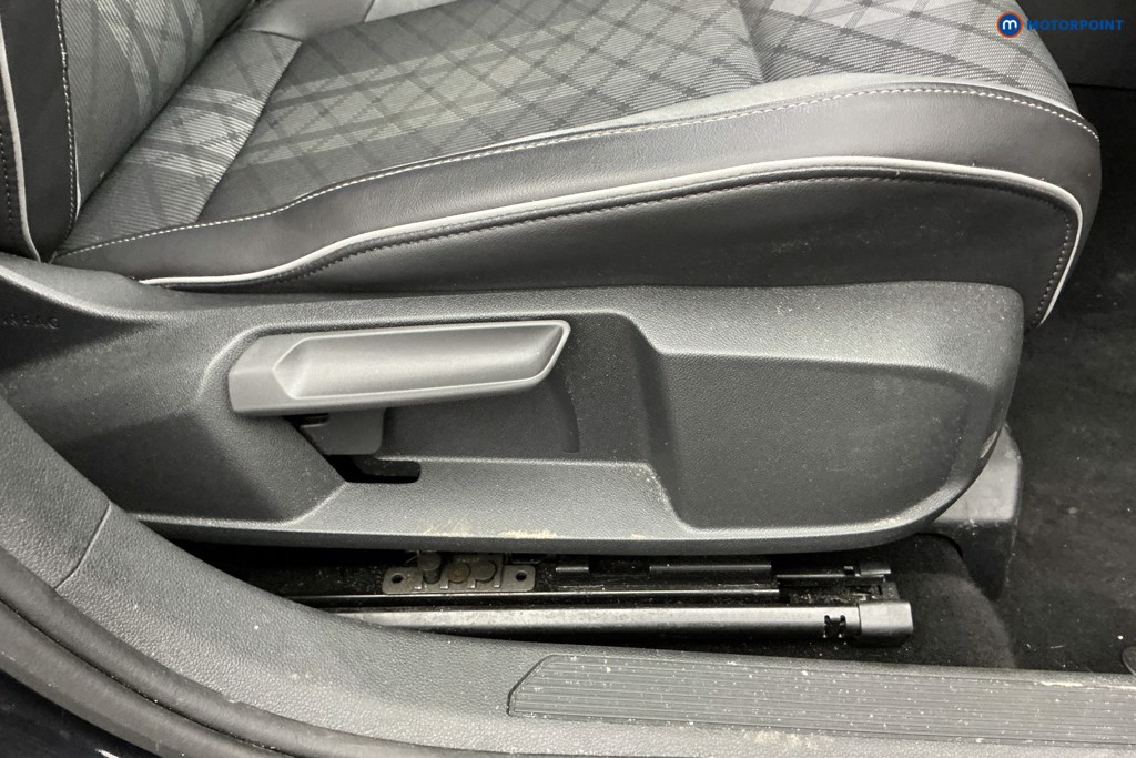 Volkswagen Golf R-Line Automatic Petrol Hatchback - Stock Number (1652331) - 18th supplementary image