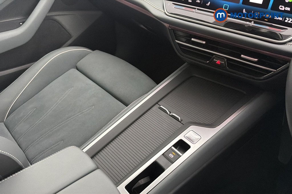 Volkswagen Passat Life Automatic Petrol Plug-In Hybrid Estate - Stock Number (1658412) - 15th supplementary image