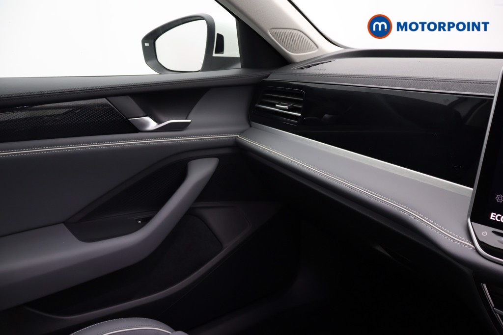 Volkswagen Passat Life Automatic Petrol Plug-In Hybrid Estate - Stock Number (1659613) - 9th supplementary image