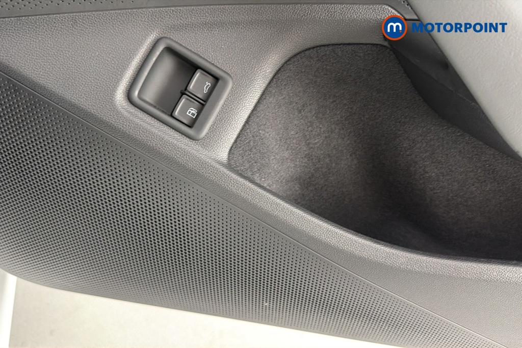 Volkswagen Passat Life Automatic Petrol Plug-In Hybrid Estate - Stock Number (1658409) - 21st supplementary image