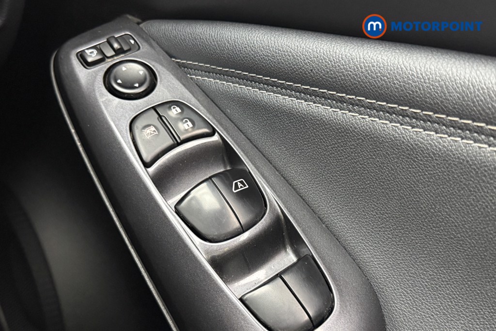Nissan Juke N-Connecta Manual Petrol SUV - Stock Number (1647383) - 17th supplementary image