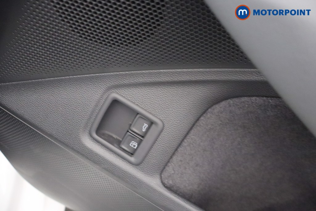Volkswagen Passat Life Automatic Petrol Plug-In Hybrid Estate - Stock Number (1659621) - 13th supplementary image