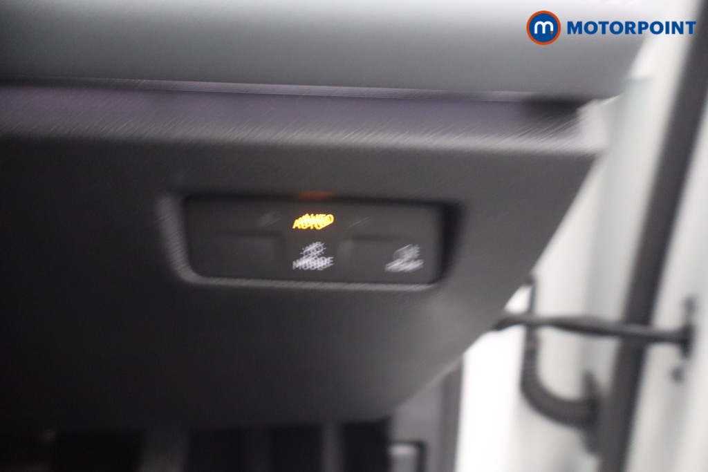 Volkswagen Passat Life Automatic Petrol Plug-In Hybrid Estate - Stock Number (1659621) - 16th supplementary image
