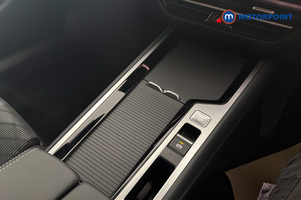 Volkswagen Passat R-Line Automatic Petrol Plug-In Hybrid Estate - Stock Number (1660252) - 15th supplementary image