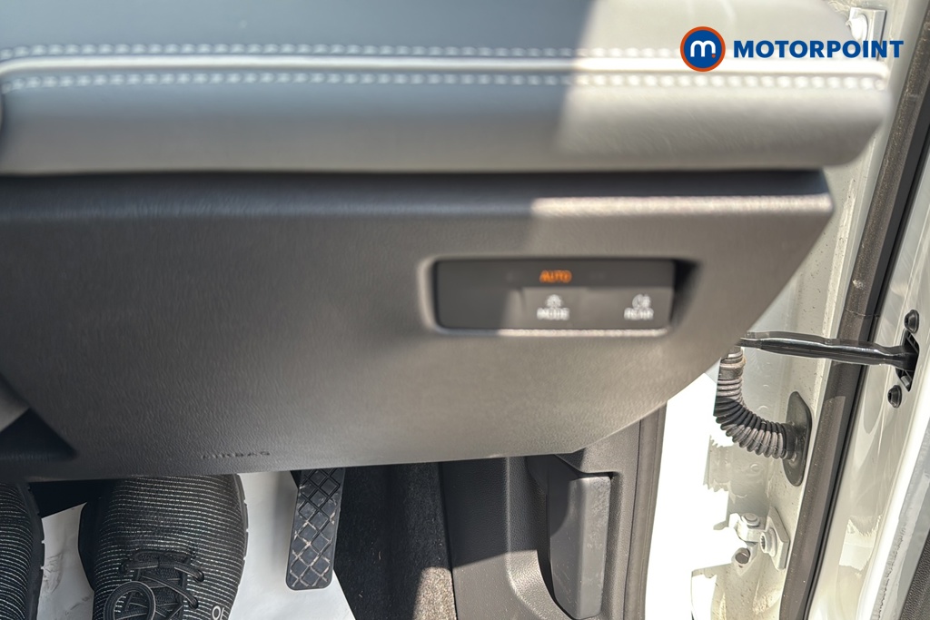 Volkswagen Passat Life Automatic Petrol Plug-In Hybrid Estate - Stock Number (1656628) - 11th supplementary image
