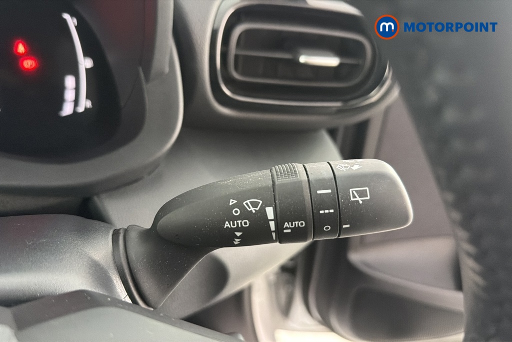 Toyota Yaris Design Automatic Petrol-Electric Hybrid Hatchback - Stock Number (1659870) - 6th supplementary image